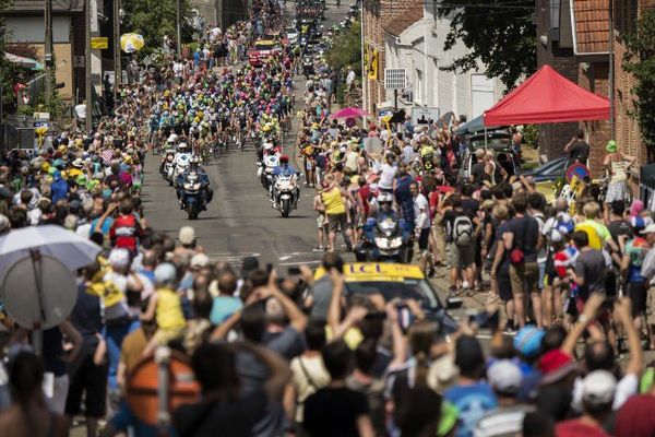 Les coureurs arrivent dans une commune belge avant de rejoindre la France, et Cambrai, mardi 7 juillet 2015