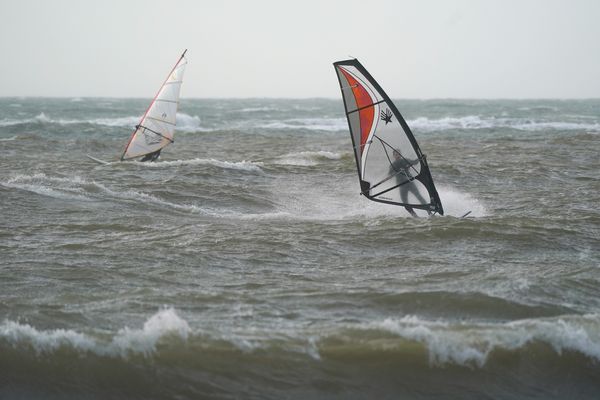 Deux véliplanchistes en difficulté ont été secourus au large de Coudeville (Manche) et d'Hermanville-sur-Mer (Calvados), samedi 23 novembre 2024.