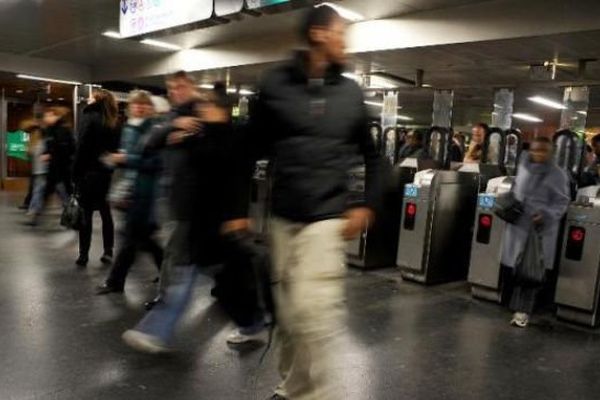 Des usagers à la station RER Châtelet les Halles, le 09 novembre 2009, à Paris