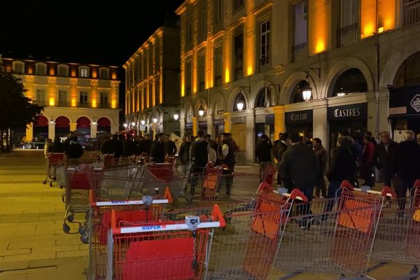 Les agriculteurs du Tarn ont emprunté des caddies de la grande distribution pour écrire "Le compte n'y est pas" sur la place Jean Jaurès de Castres (81).