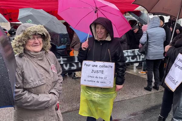 Environ 300 personnes étaient rassemblées devant les locaux de la communauté de communes.