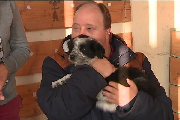 Depuis le mois de septembre, des personnes handicapées et âgées d'Avranches participent à des ateliers avec des animaux à la ferme pédagogique La Chèvre Rit, à Granville.