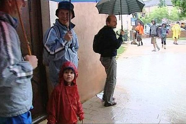 La pluie a perturbé le dernier du festival Chalon dans la rue 2013