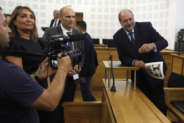 Eric Dupond-Moretti en Corse, le 22 septembre 2022, à l'occasion de la prise de fonction officielle de la nouvelle première présidente de la cour d'appel de Bastia, Helene Davo 'à gauche), en présence d'Alain Fouquet, président du tribunal judiciaire d'Ajaccio (au centre).