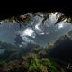 Ce plongeur est allé explorer la grotte en profondeur.