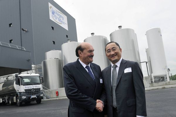 Le PDG d'Isigny-Sainte-Mère Daniel Delahaye avec son partenaire chinois de Biostime lors de la présentation de la première unité de production de lait infantile, en 2015. 