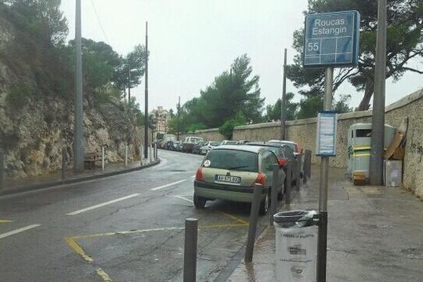 Les braqueurs seraient arrivés en bus, à cet arrêt, avant de braquer la voiture d'une mère d'élève