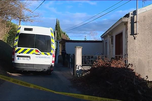 La victime a été retrouvée à son domicile. 