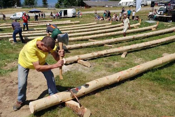 Dans le massif de Belledonne en Isère, le concours du meilleur bûcheron a réuni samedi 21 juillet 2019 une trentaine de concurrents pros et amateurs.