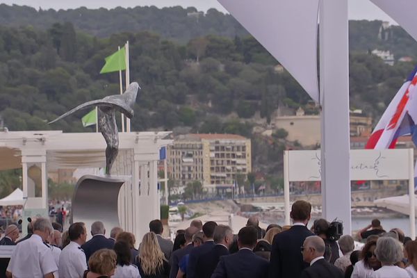 La statue de Jean-Marie Fondacaro, "l'Ange de la baie", face à la foule réunie pour la cérémonie d'hommage à l'attentat de Nice.