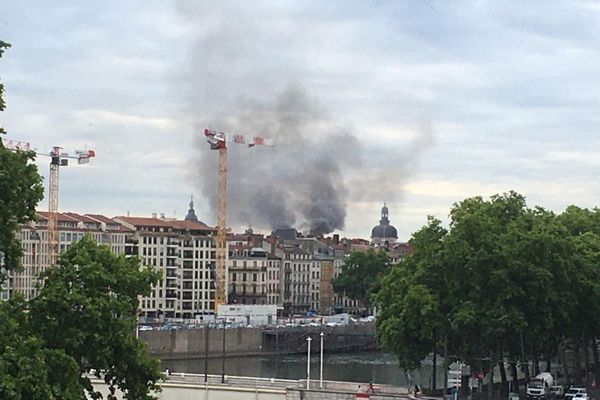 Le sinistre a commencé à se propager à l'étage supérieur d'un bâtiment du 2è arrondissement de Lyon. Les sauveteurs ont pu évacuer les résidents de par les escaliers. Une cinquantaine de pompiers étaient sur place. 