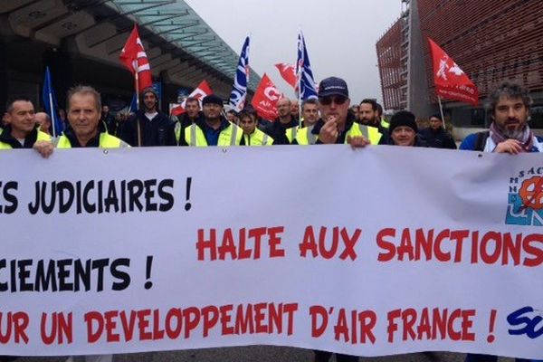 Air France présente jeudi "secteur par secteur, le nombre de postes censés être supprimés" d'ici à l'été 2017.