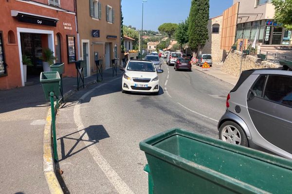 À l'entrée de la ville de Biot, les plantes présentes dans les jardinières ont disparu des jardinières depuis que le niveau "alerte sécheresse" a été décrété pour la commune.