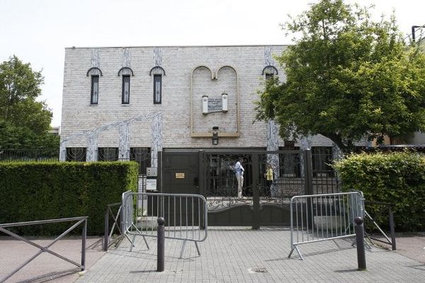 La synagogue de Créteil devant laquelle deux frères juifs ont été agressés le week-end dernier.