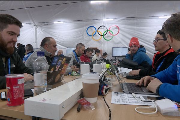 Concentration, efficacité et rapidité sont les maîtres mots en salle de presse. Image France3 Franche-Comté F. Menestret