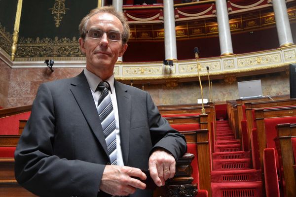 Paris, le 19/06/2012. Le député socialiste du Morbihan, Philippe Noguès prêt pour la photo officielle dans l'hémicycle.