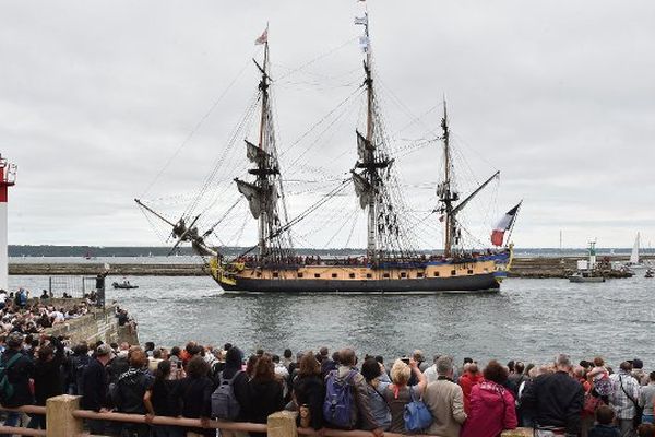 Des milliers de personnes se pressent pour voir l'Hermione à Brest.