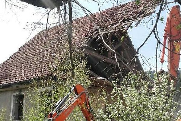 Deux pelleteuses détruisent le presbytère de Bussang