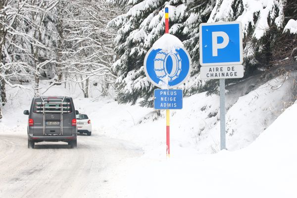 Les équipements d'hiver pour la conduite sur route en montagne sont obligatoires dans les Hautes-Alpes depuis le 1ᵉʳ novembre.