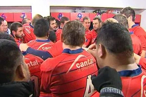 Les joueurs aurillacois se congratulent après leur victoire face à Mont-de-Marsan