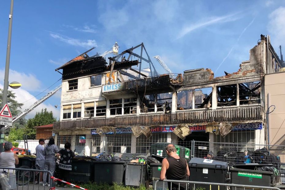 Haute-Savoie: Un Violent Incendie Ravage Un Bâtiment à Annecy