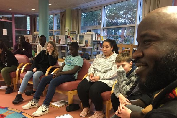 Ghislain Loussingui, rappeur connu sous le nom de Mystik, anime l'atelier au collège Gabriel-Havez de Creil. 