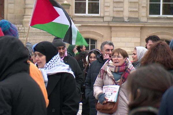 Environ 80 personnes se sont rassemblées devant la mairie d'Amiens (Somme) samedi 13 janvier 2024 après-midi pour manifester leur soutien au peuple palestinien.