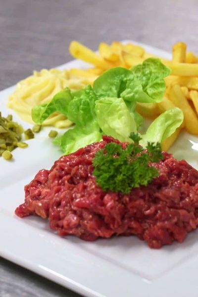 Un succulent tartare de charolaise par le chef Bruno Golliard.