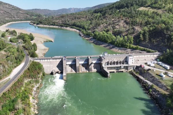 Conséquence de la vidange décennale : un abaissement du niveau de l’eau en amont du barrage.