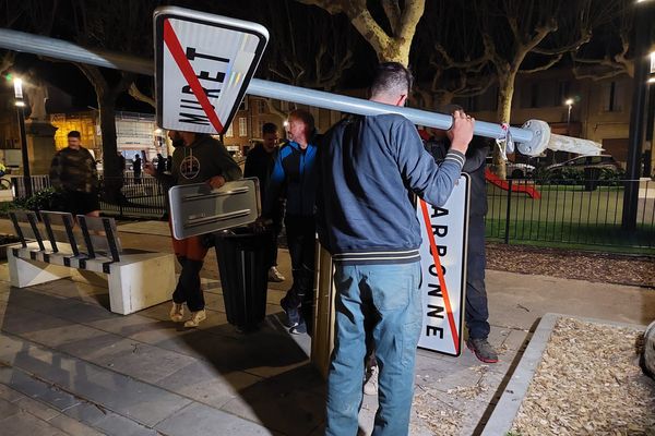 Les panneaux de plusieurs communes sont symboliquement retirés par les agriculteurs.