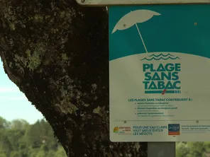 La plage de Clairvaux-les lacs est la première "plage sans tabac" du Jura.