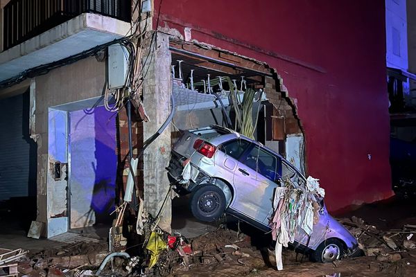 Dans la zone, les dégâts sont considérables. À Paiporta, juste à côté de Picanya, dans la province de Valence (Espagne), une voiture s'est encastrée dans une habitation pendant les inondations, le 30 octobre 2024.