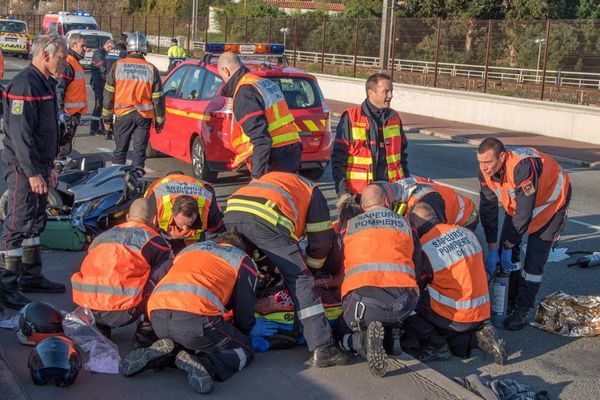 L'accident qui s'est produit sur ce vendredi matin sur le pont Napoléon III à l'entrée de Nice a coûté la vie à une motard.