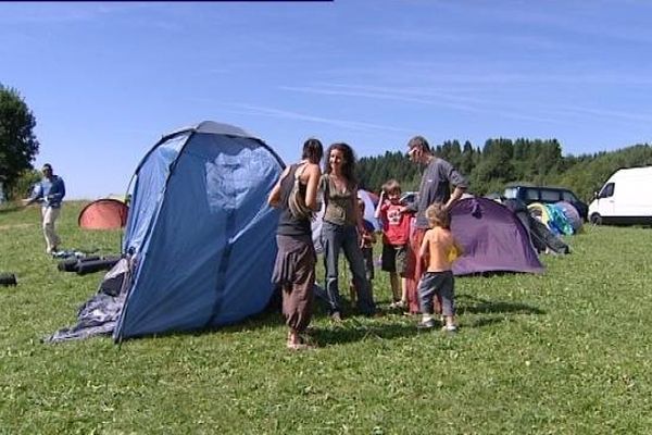 Un village altermondaliste éphémère à Rochejean.