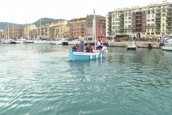 Ce pointu permet de traverser gratuitement le port Lympia à Nice pendant l'été.
