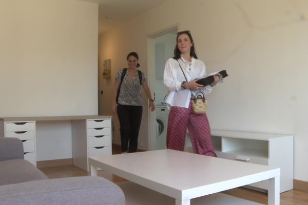 Mathilde Héligon fait visiter un appartement à louer à Rennes. Pour un bien l'agence reçoit en moyenne 150 demandes.