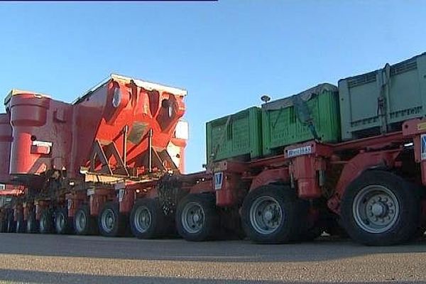 La pièce pèse plus de 300 tonnes; le convoi, quant à lui, 560 tonnes.