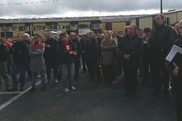 réunion organisée devant les locaux d'Altia ( cour d'usine) à La Souterraine, 17 novembre 2014