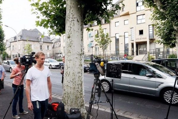 Des journalistes français et norvégiens présents devant le commissariat de police de Brive où est placé en garde à vue Kristian Vikernes, jeudi 18 juillet 2013