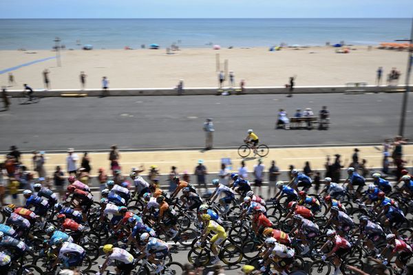 Le Tour de France au bord de la mer entre Nîmes et Gruissant