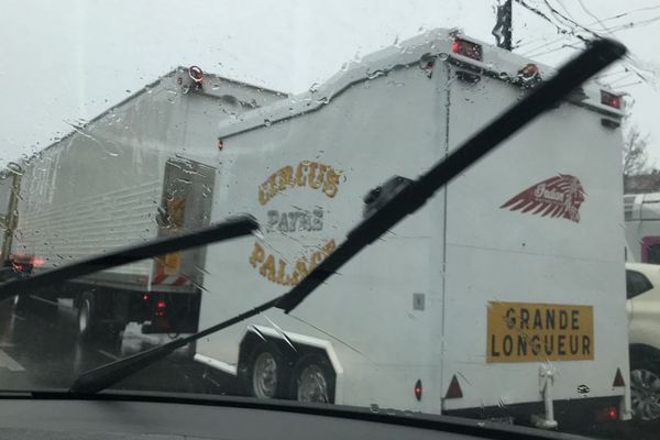 L'un des camions de la foire des Rameaux qui arrive ce mercredi à Grenoble.