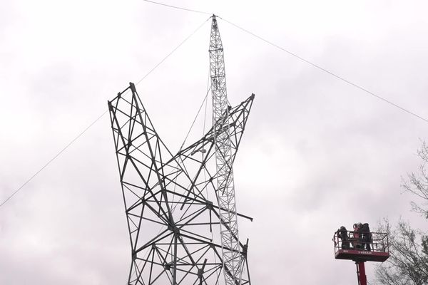 La RTE mène un chantier d'ampleur pour démonter une portion de ligne à haute tension