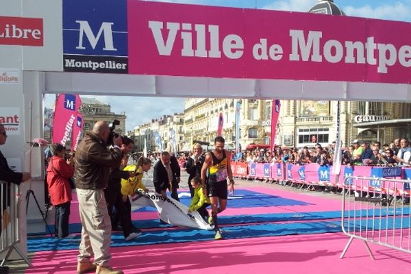 Montpellier - arrivée de Rachid Boulahdid, vainqueur 2012 - il boucle le Marathon en 2h25 - 14 octobre 2012.