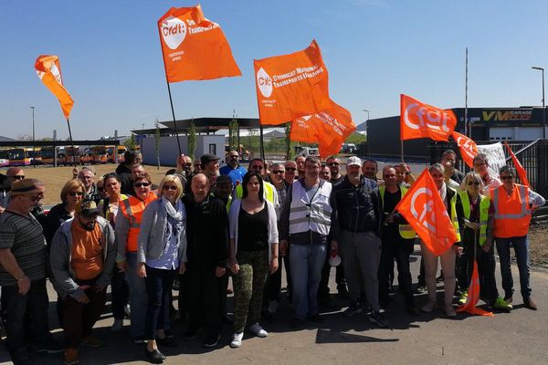 Les salariés de Transdev, du réseau Tadao, ont convergé devant le dépôt de bus de Grenay samedi 5 mai