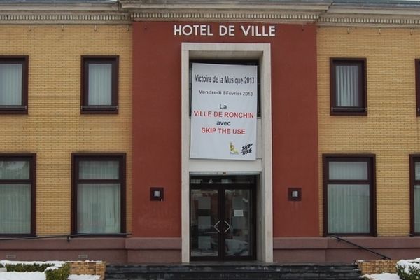 Une banderole sur le fronton de la mairie de Ronchin pour encourager Skip The Use aux Victoires de la Musique.