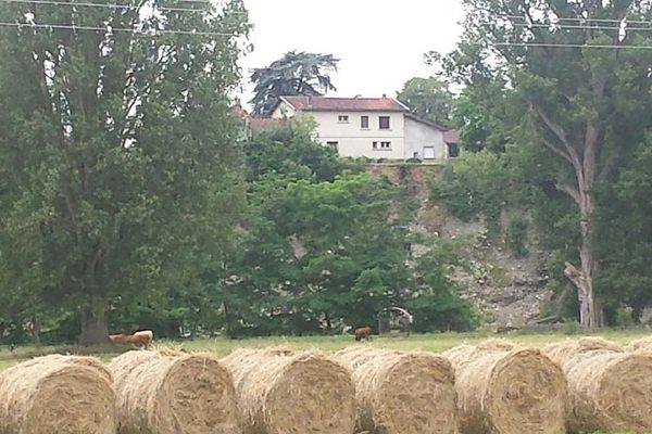 La maison se trouve désormais au bord d'un précipice de 20 mètres de hauteur.