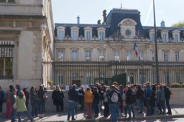 Rassemblement des enseignants devant la préfecture de l'Ain. 