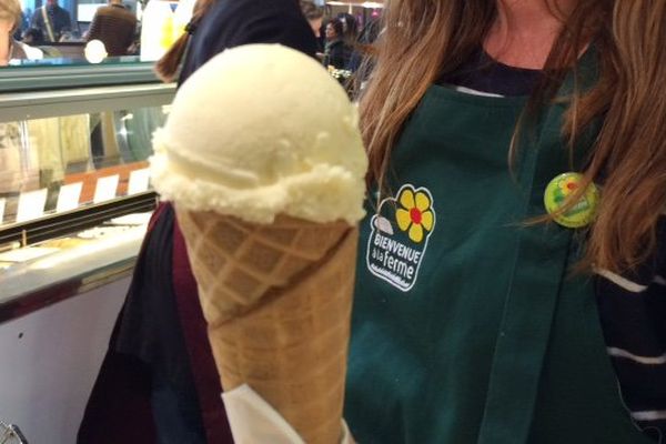 Émilie Bouan, cornet de glace au lait de ferme en main