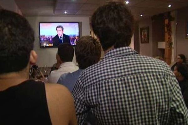 Une quarantaine de jeunes militants ont suivi l'intervention de Nicolas Sarkozy à la télévision dans un bar de Nice