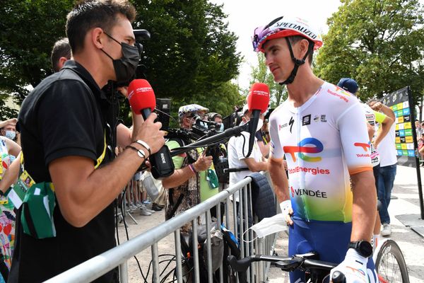 Alexis Vuillermoz au départ de l'étape de Dole samedi 9 juillet.